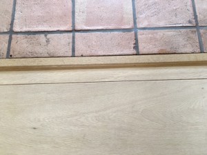 Hoogte verschillen tussen de vloeren kunnen opgevangen worden door middel van een plint of ondervloer. In Almelo is de vloer afgewerkt met een platte plint.      